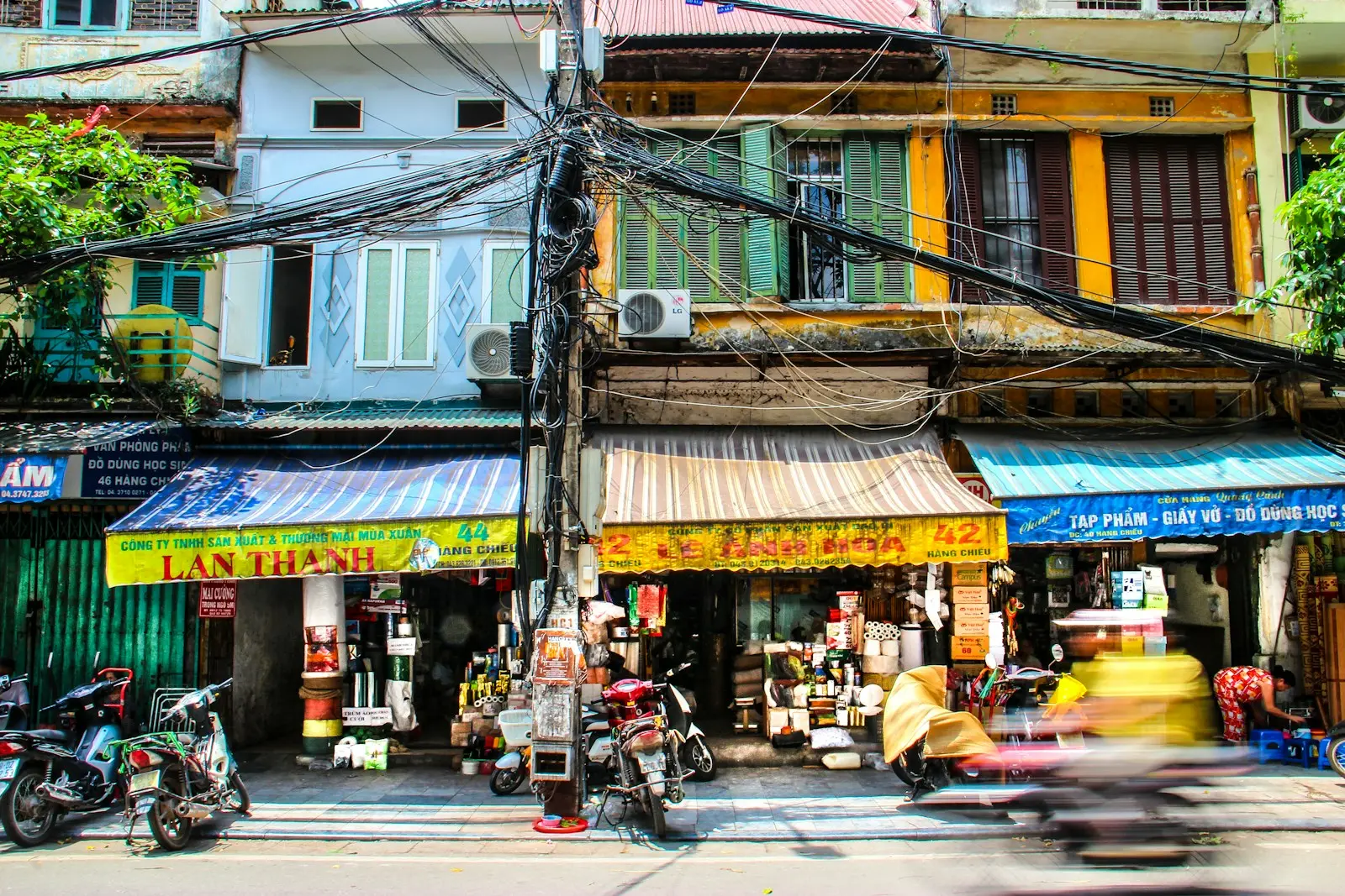 panning photography of black motorcycle beside store