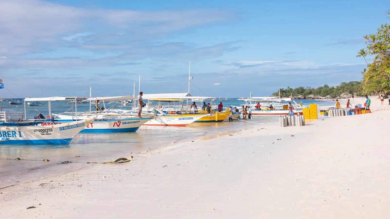 Photo by Eduardo Casajús Gorostiaga white and blue boat on beach during daytime