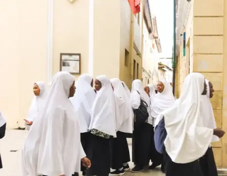 Ako vyberať peniaze na Zanzibare bez zbytočných poplatkov a stresu