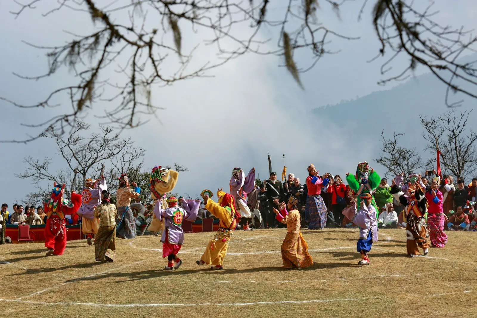 Najväčšie zaujímavosti o Bhutáne, ktoré vás prekvapia 4 people in brown and blue costume standing on brown field during daytime