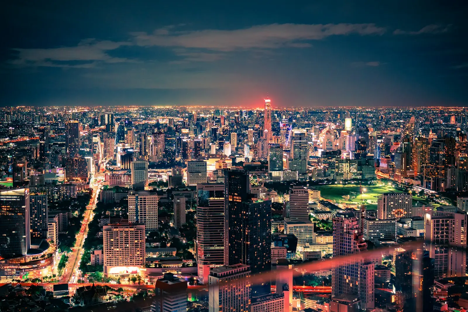 Najväčšie zaujímavosti o Thajsku, ktoré musíte poznať 1 Night view of a brightly lit cityscape.