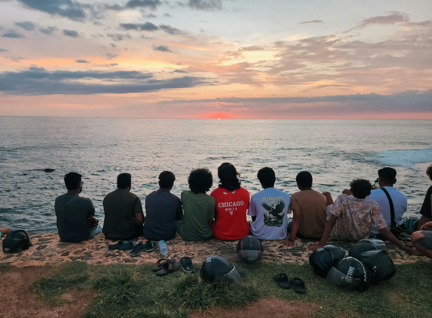 Ako vyberať peniaze na Sri Lanke bez zbytočných poplatkov - toto vás nikto nepovie vopred 2 Friends watch the sunset over the ocean.