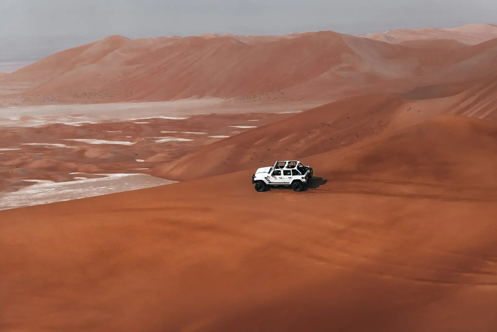 Najväčšie zaujímavosti o Dubaji, ktoré vás ohromia 3 White safari jeep driving on sand dunes