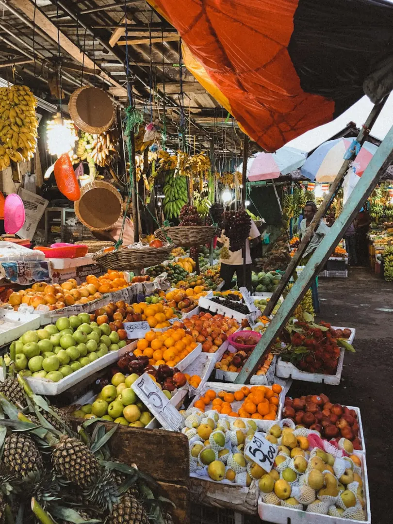 Najväčšie turistické podvody na Srí Lanke 2 orange and green fruits on fruit stand