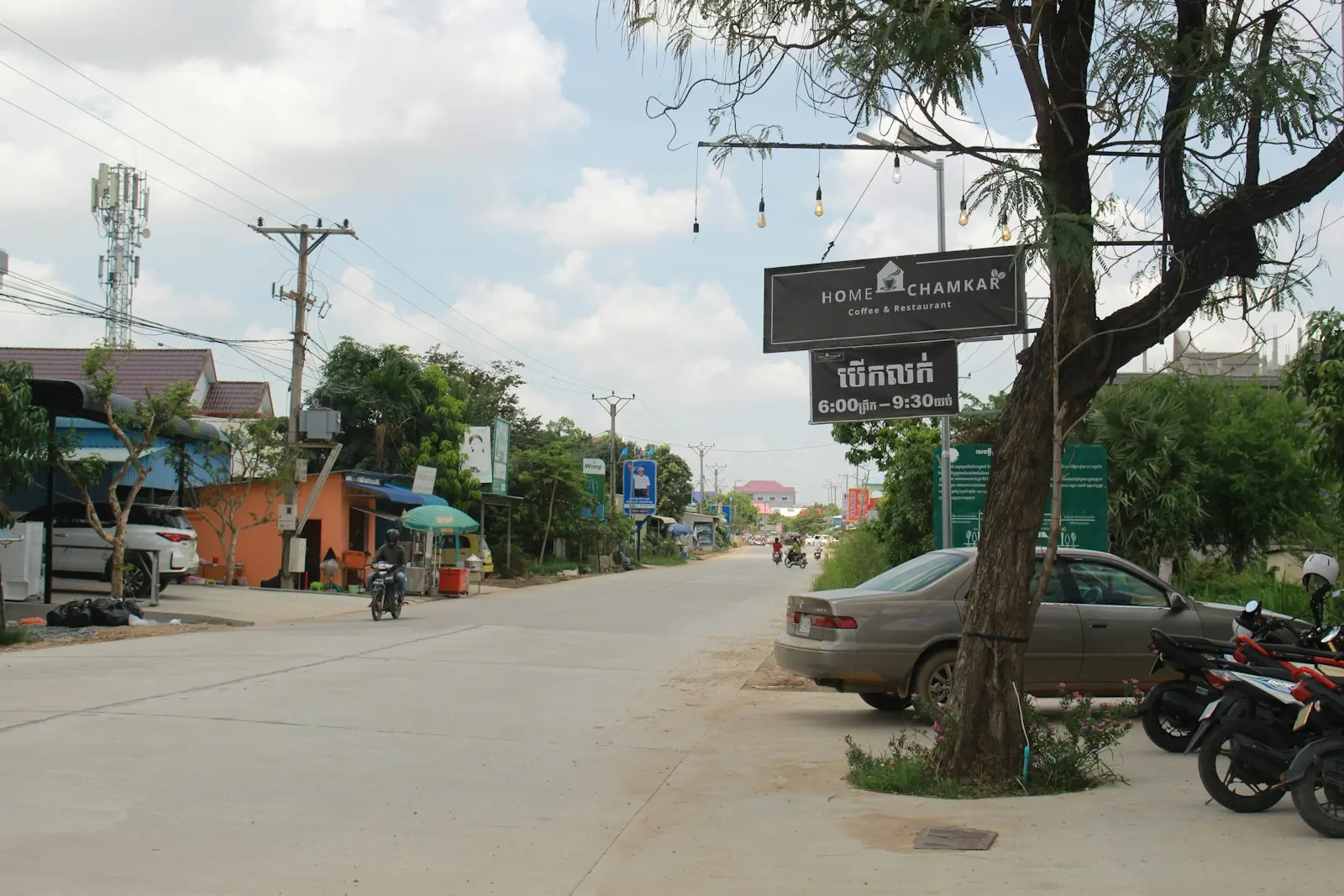 Prenájom tuk tuku na Srí Lanke 1 a street sign on a pole