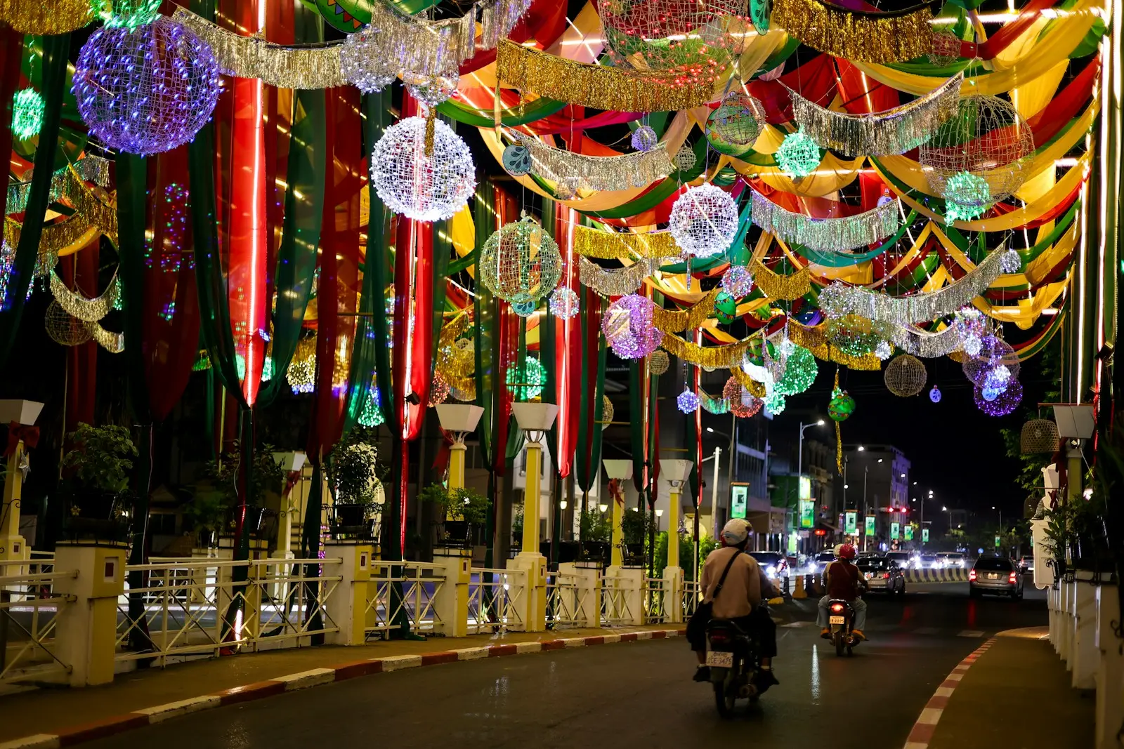 Najväčšie zaujímavosti o Kambodži pre plánovanie na vlastnú päsť 1 a person riding a motorcycle down a street covered in lights