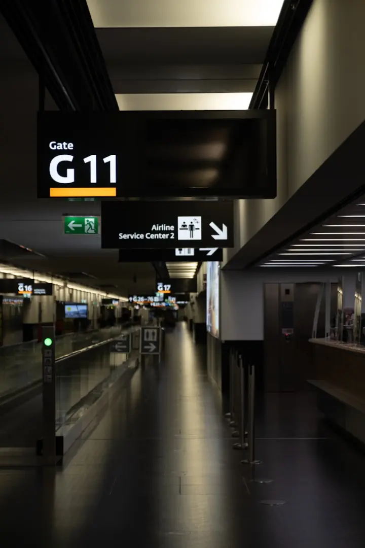Na čo si dať pozor ak prvý krát cestujete lietadlom s deťmi? 1 A long hallway with a sign for a train station