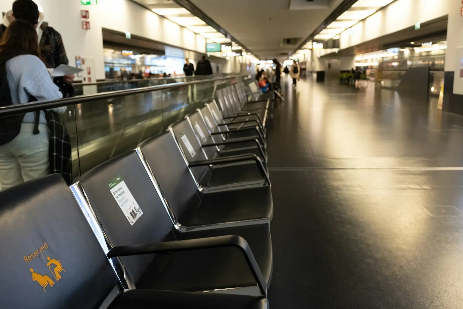 Na čo si dať pozor ak prvý krát cestujete lietadlom s deťmi? 2 A row of empty seats in an airport