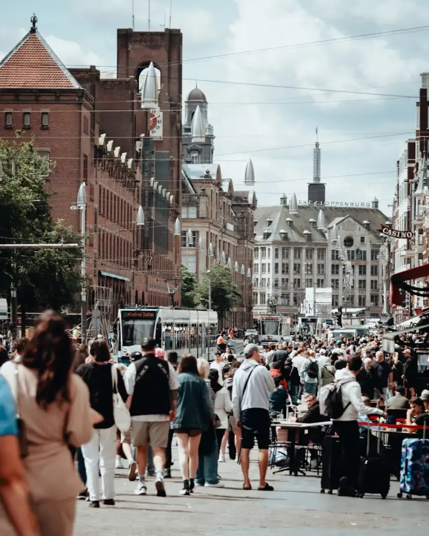 Photo by Sara Ruffoni Crowded street with people walking past buildings