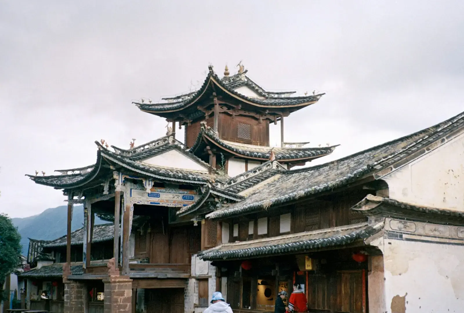 Photo by Kyle Yen Traditional chinese architecture with tiered roofs