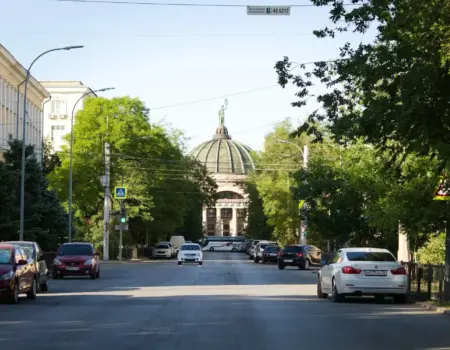 Na čo si dať pozor v Rusku bez turistických pascí alebo zbytočných pokút cars are parked on the side of the road