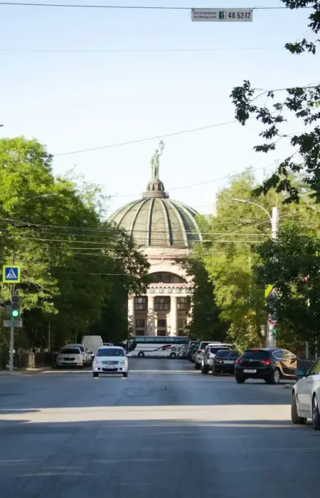 Na čo si dať pozor v Rusku bez turistických pascí alebo zbytočných pokút cars are parked on the side of the road