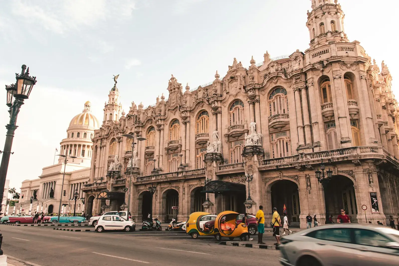 El capitolio building with classic cars on street.