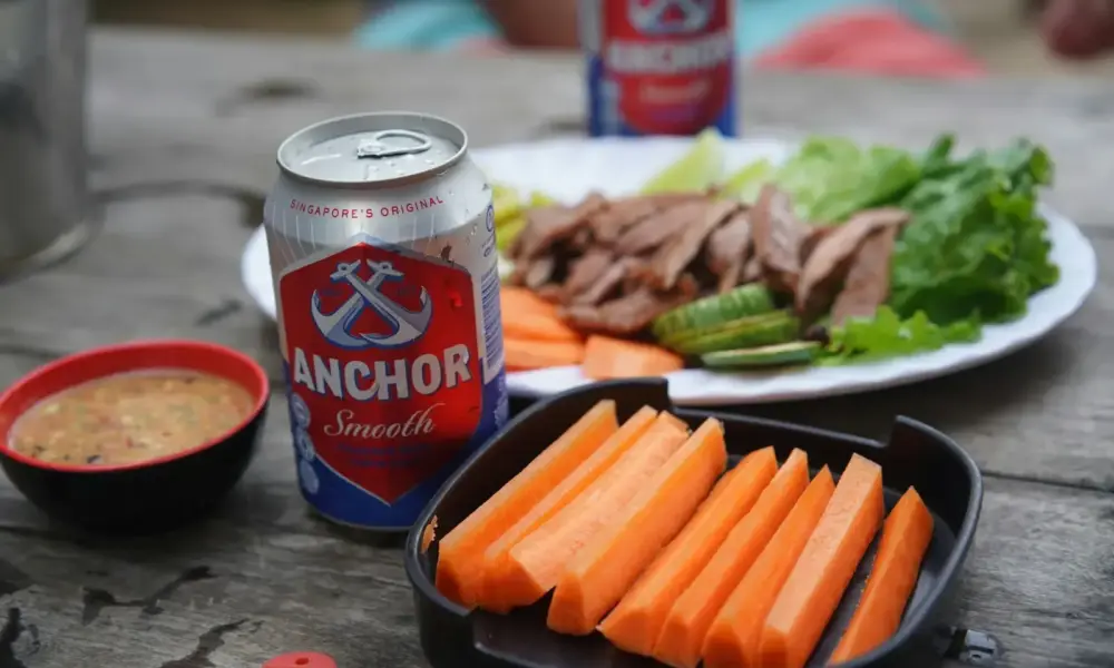 Stravovanie a jedlo v Kambodži a plate of food and a can of soda