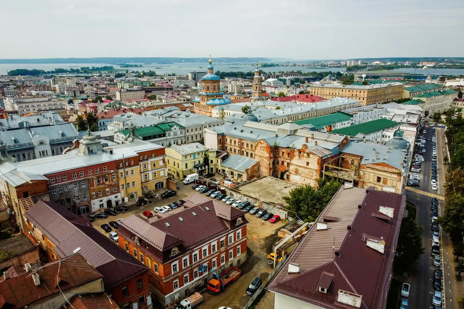 a city with many buildings