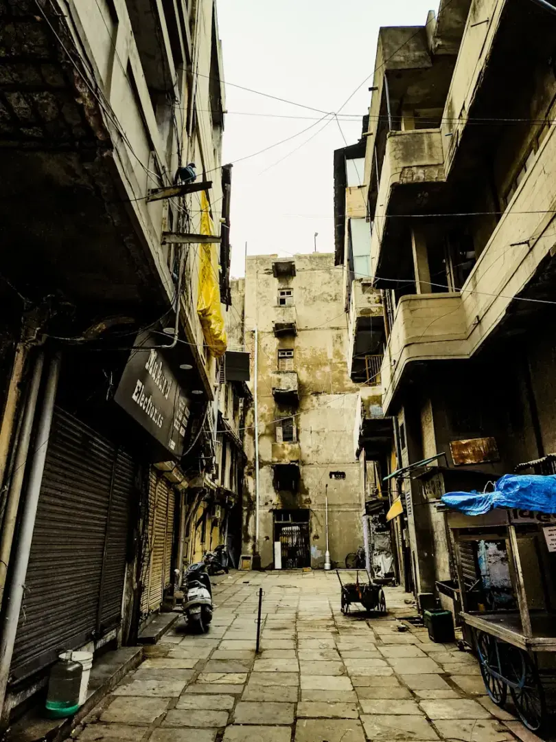 a narrow alley way in a city with buildings