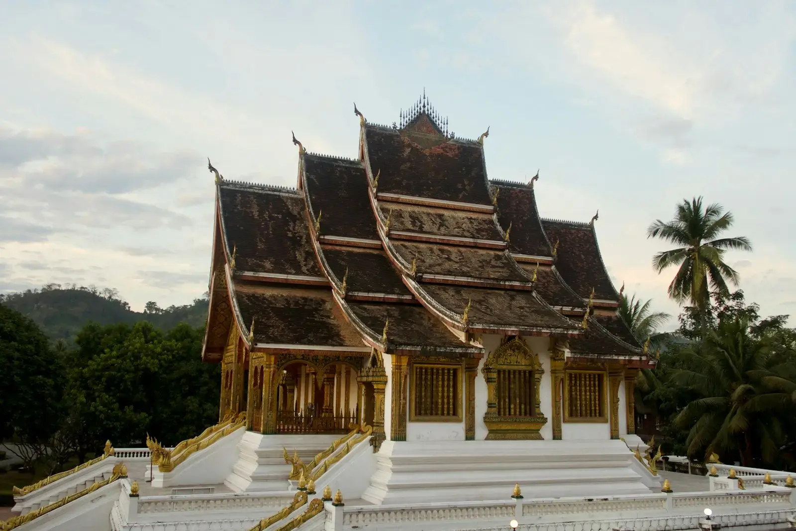 Photo by chatnarin pramnapan A white and gold building with steps leading up to it