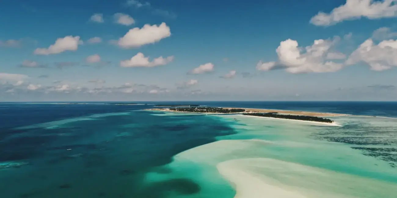 green island surrounding body pf water