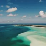 green island surrounding body pf water